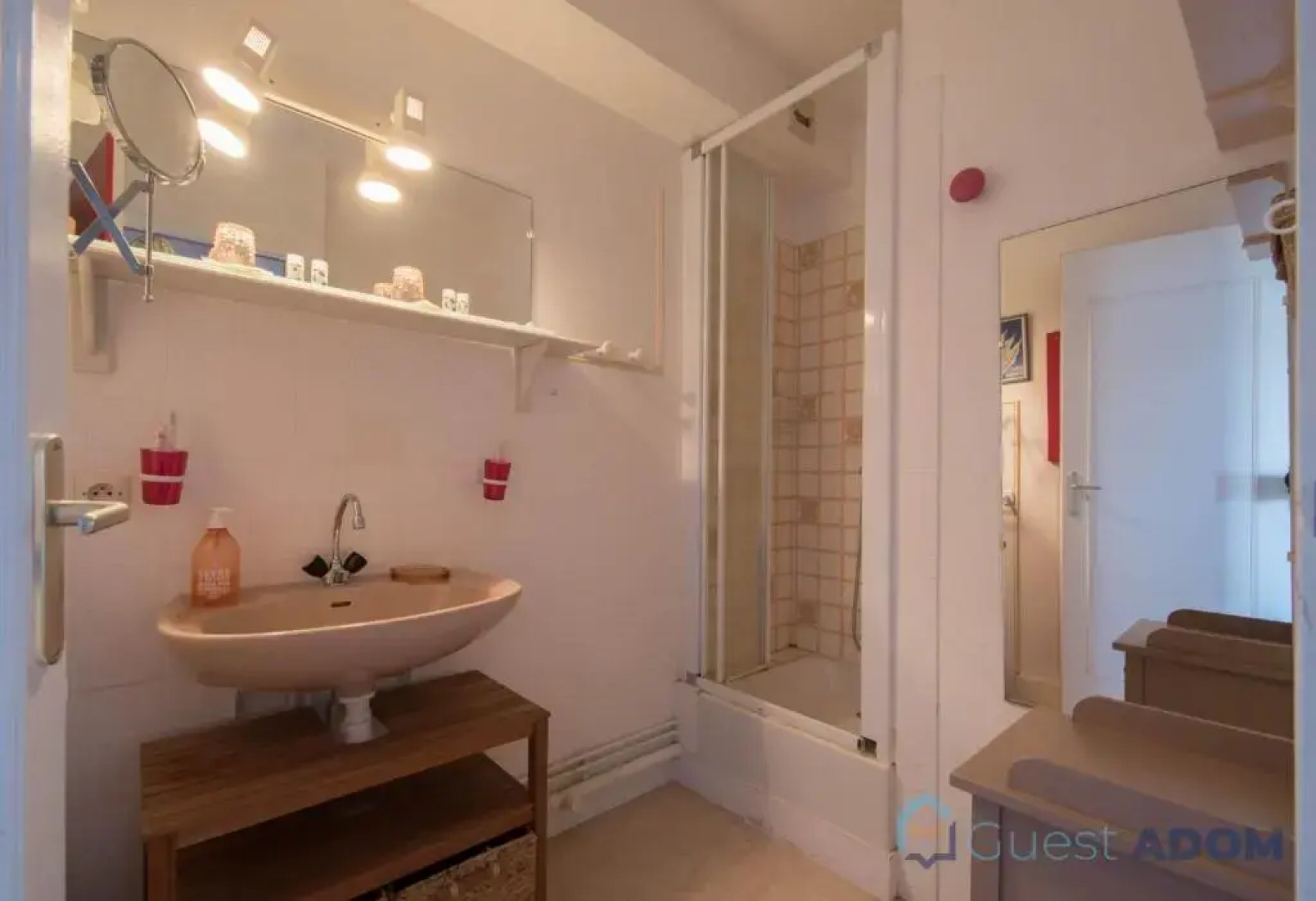 Studio les pieds dans l'eau bord de mer