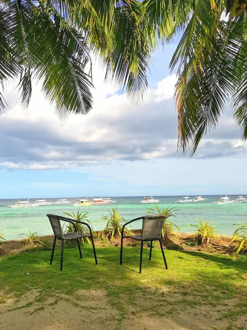 On Board Panglao Beach Hostel and Resort