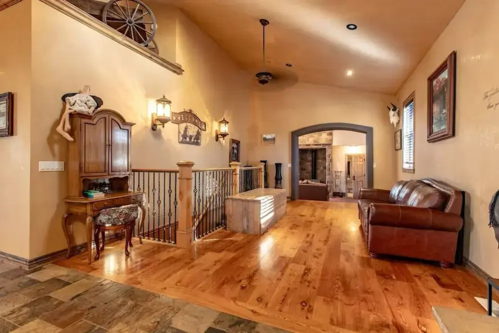 14 Guests 5BR 2BA Game room and Living