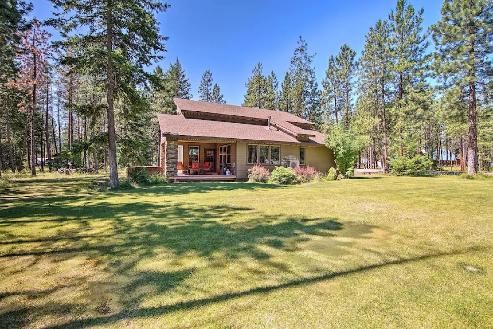 Modern-rustic Ronald Getaway: Hot Tub, Grill!
