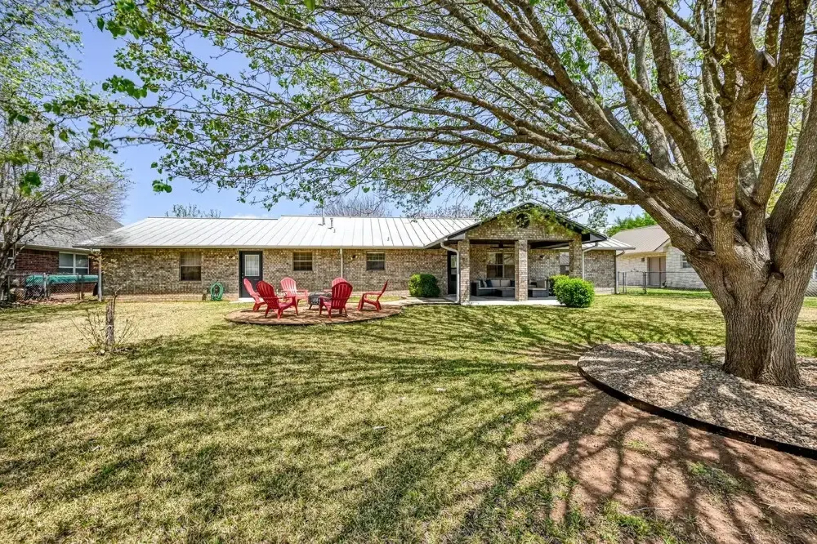 Wow! Exceptional House With Inviting Fire Pit!