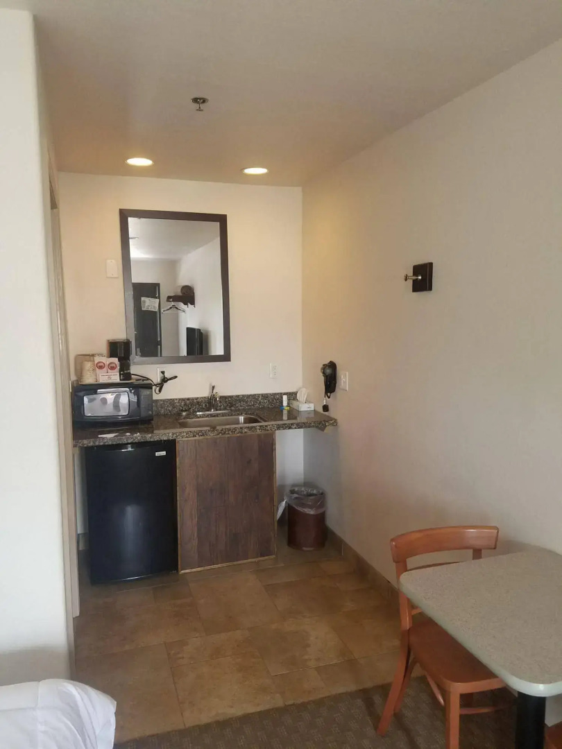 Price Pointe Inn