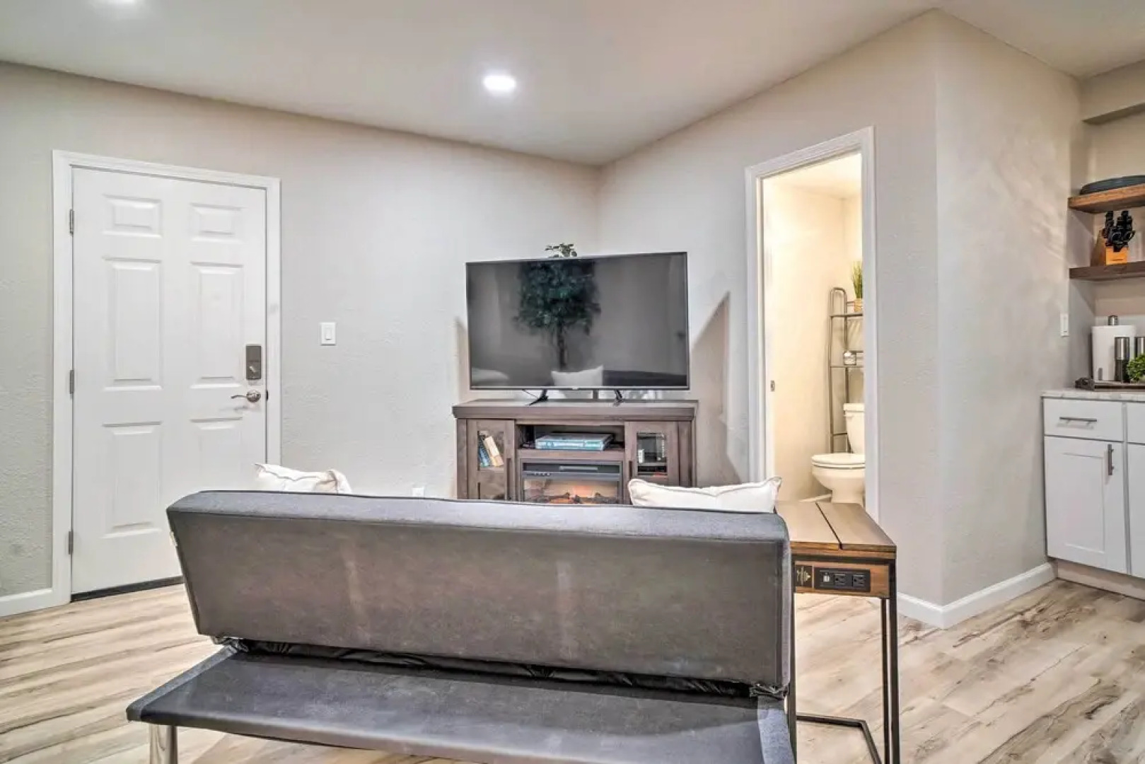 Adorable Studio Cottage: Walkable to Town!