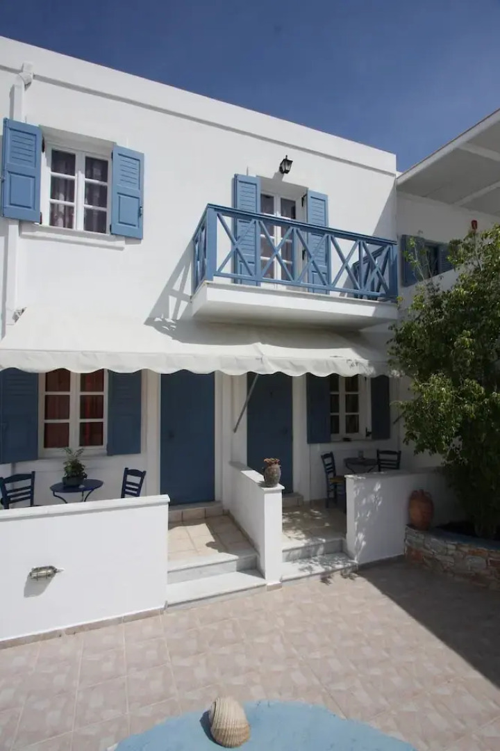 Manos Syros Rooms & Apartments