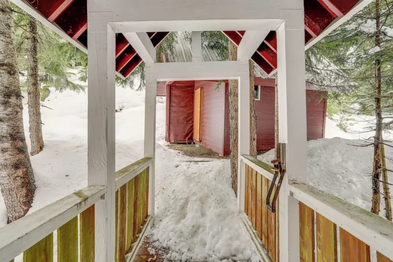 Snoqualmie Pass Cabin w/ Deck: Walk to Ski Lift