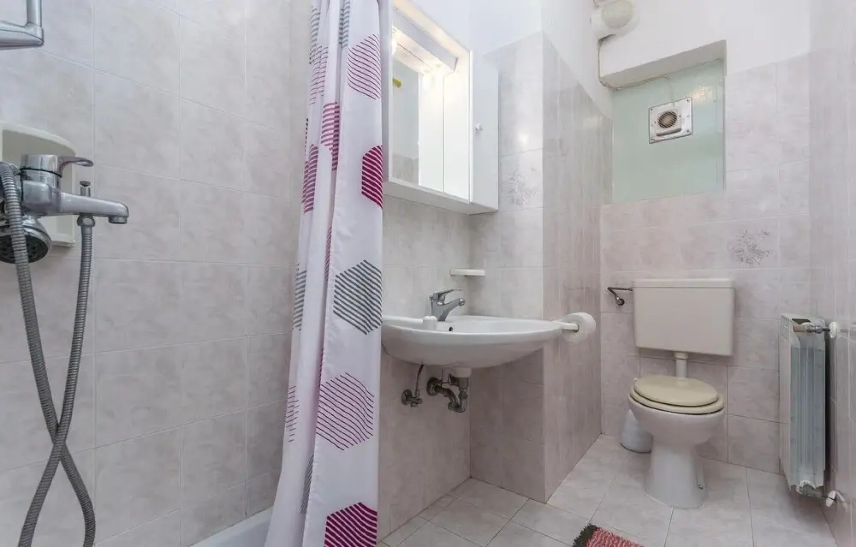 Beautiful Home in Lovrecica With Wifi and 2 Bedrooms