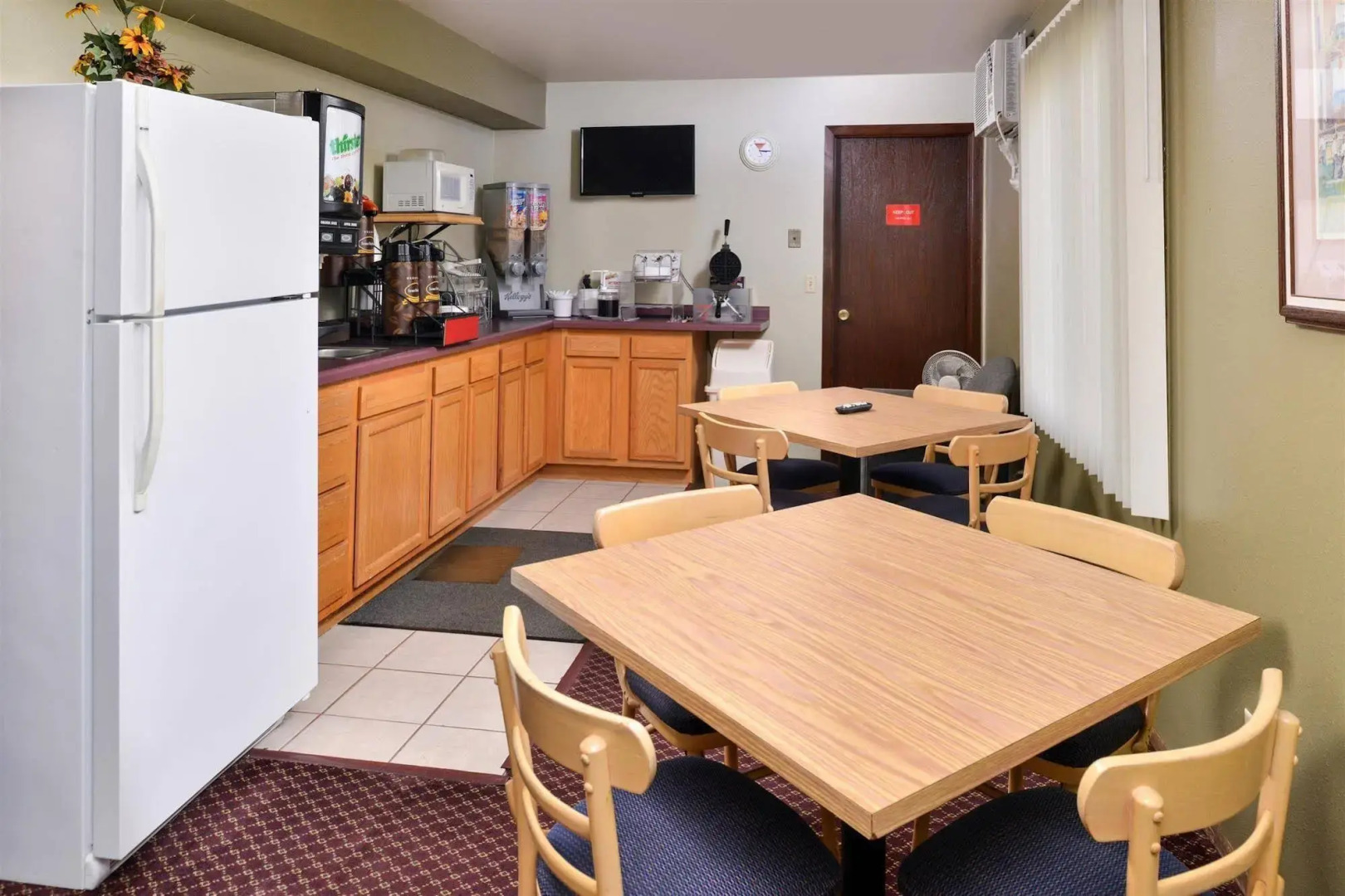 Love Hotels Staples by OYO at HWY 10 MN