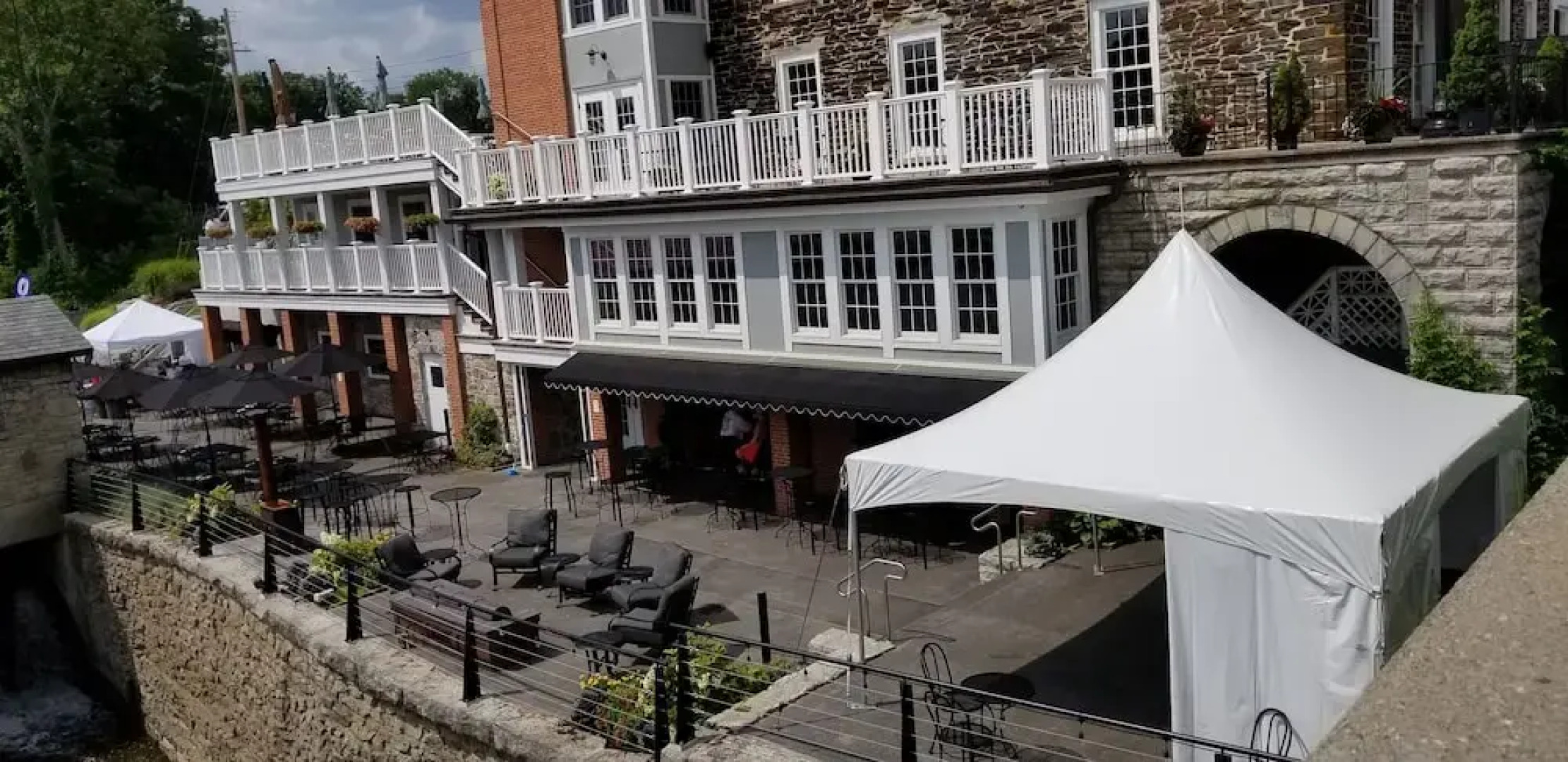 Farmer's Creekside Tavern & Inn