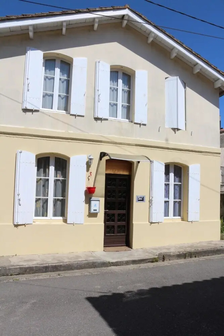House With 2 Bedrooms in Saint-estèphe, With Enclosed Garden and Wifi