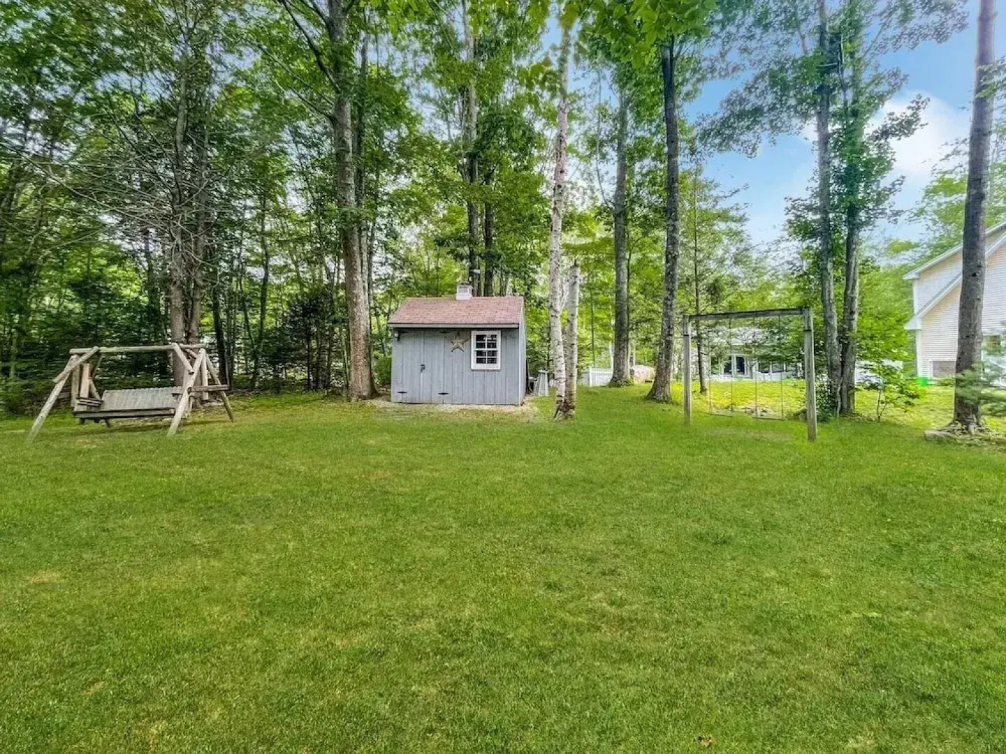 Dewey Cottage - Y854 Adorable Cottage Close To Long Sands Beach And Short Sands 4 Bedroom Home by RedAwning