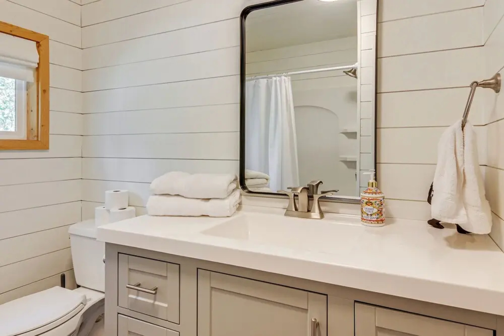 Inviting Utah Cabin w/ Spacious Deck + Fireplace!