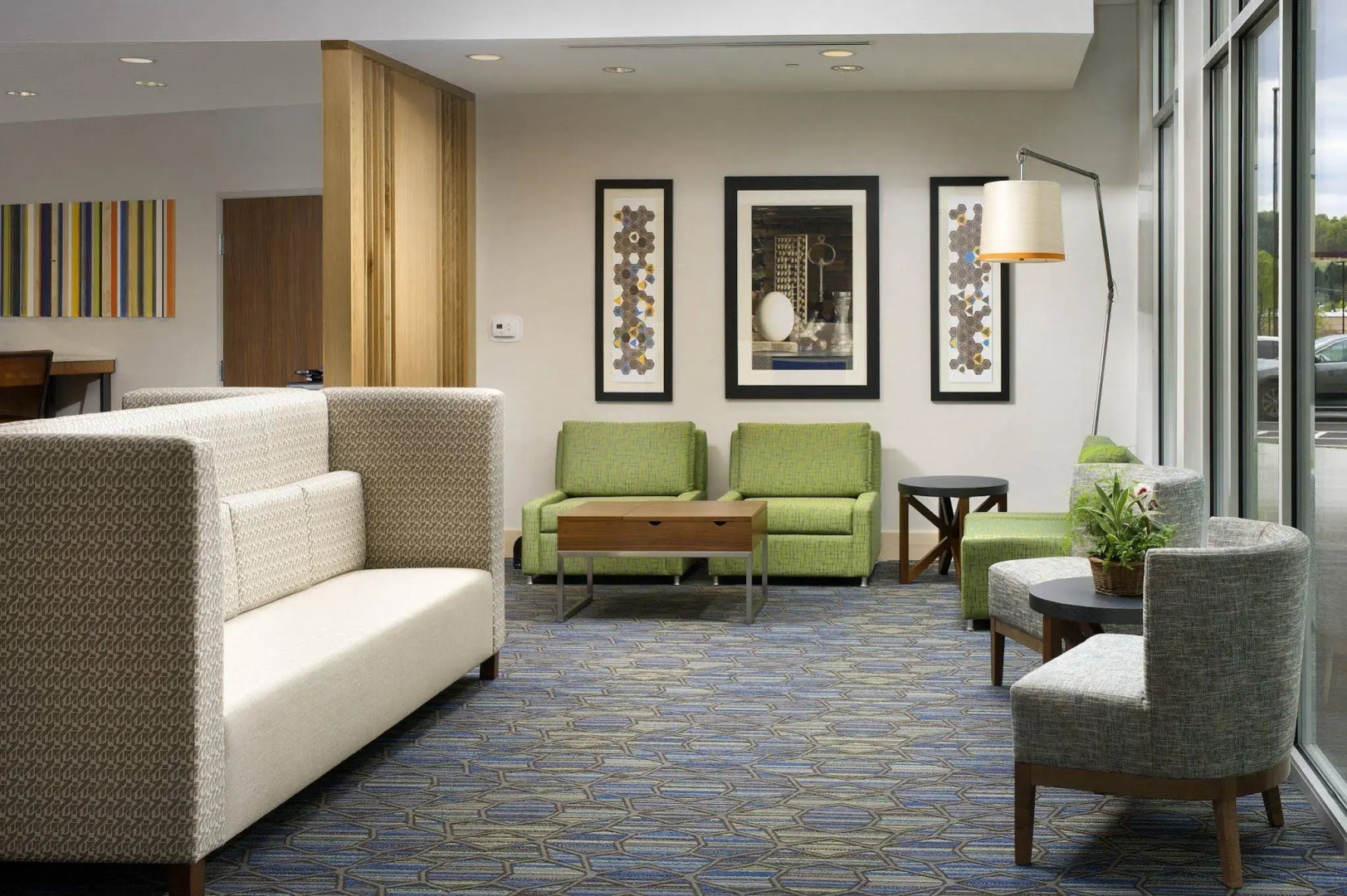 Holiday Inn Express & Suites Altoona by IHG