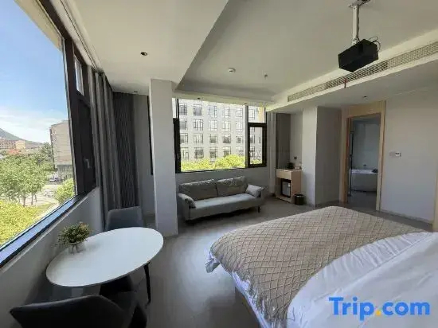 Yinghe Light Luxury Smart Homestay (Hengdian World Studios Store)