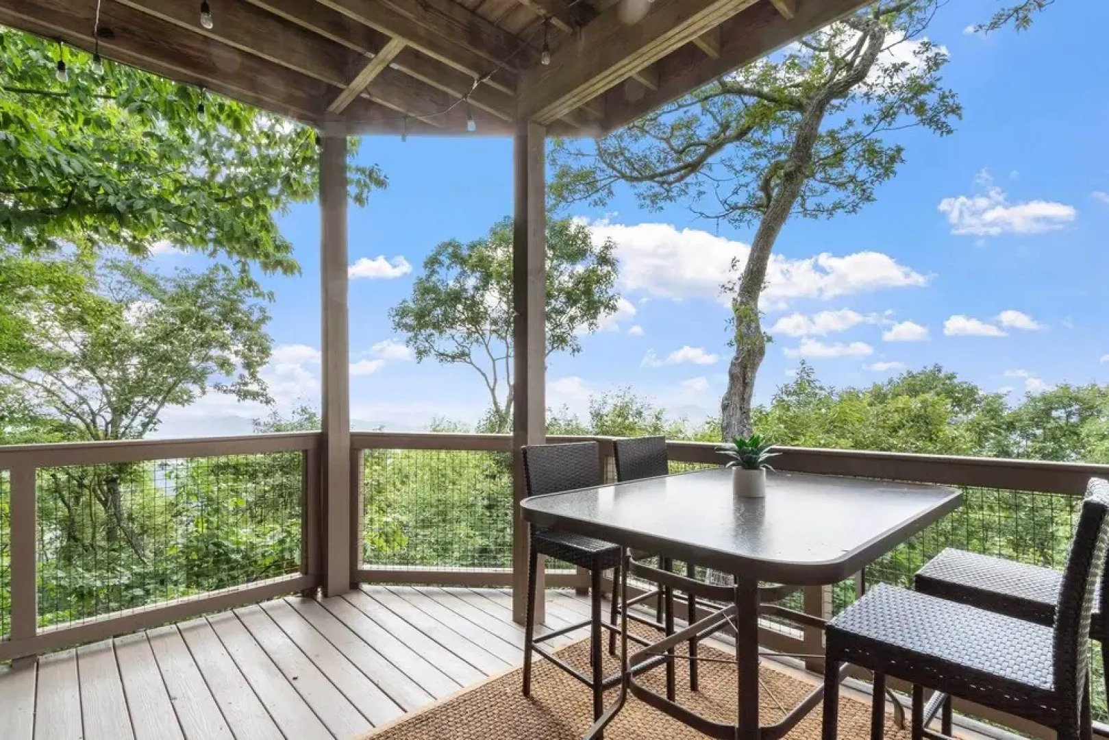 Hiking On-site: Mtn-view Burnsville Condo!