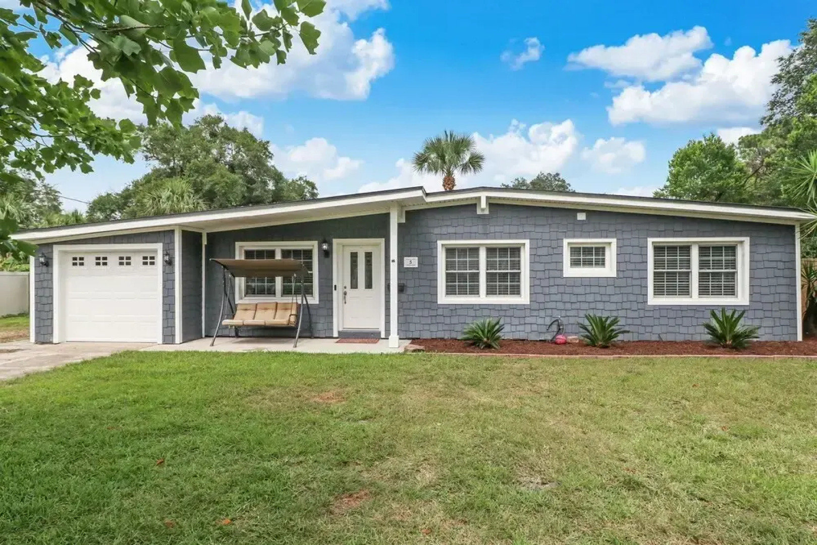 Private Pool Oasis, Walking Distance to the Beach