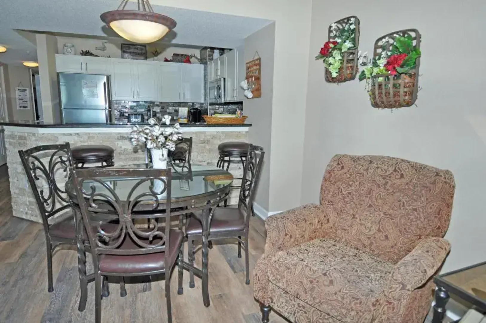 Oceanfront Well Maintained, Walk to Boardwalk, Beach Bars, 902