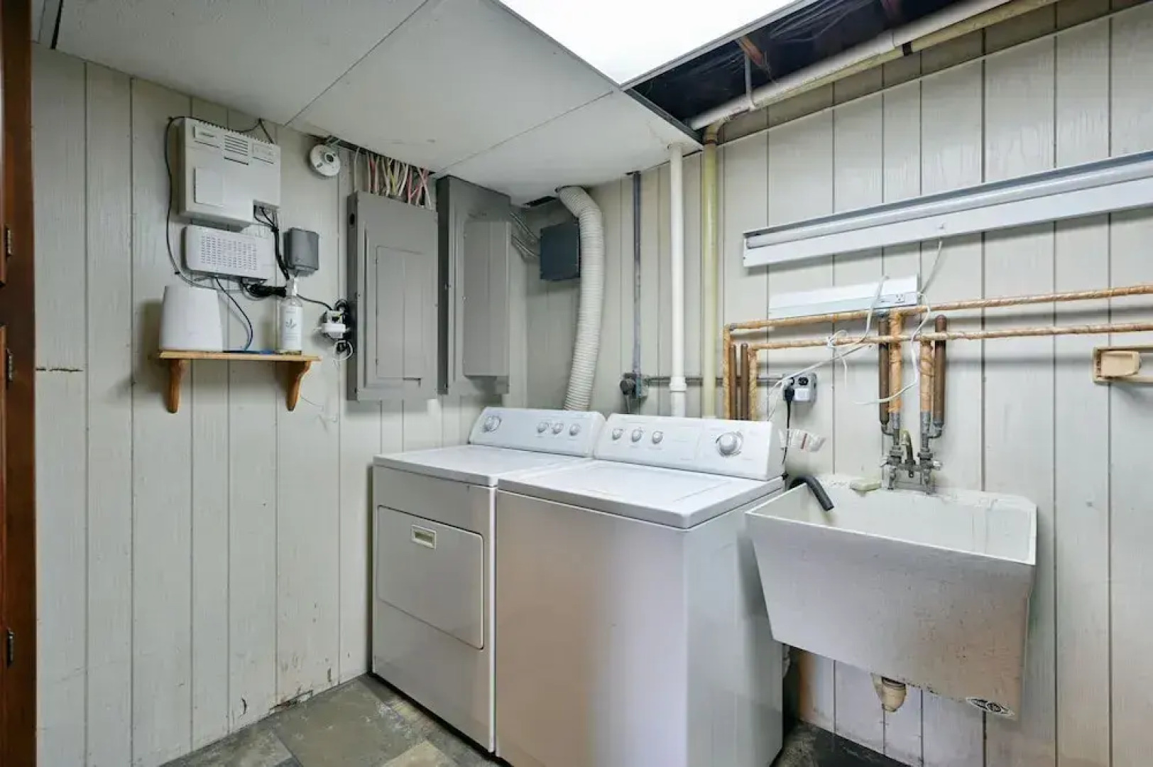 Kenny Lodge 4 Bedroom Hotel Room by RedAwning