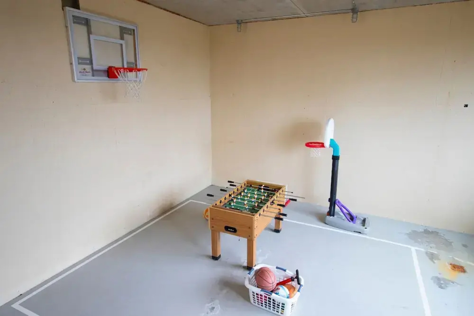 Luxury 6br Solitude Ge- Indoor Bball Court, Private Tub 6 Bedroom Home by RedAwning