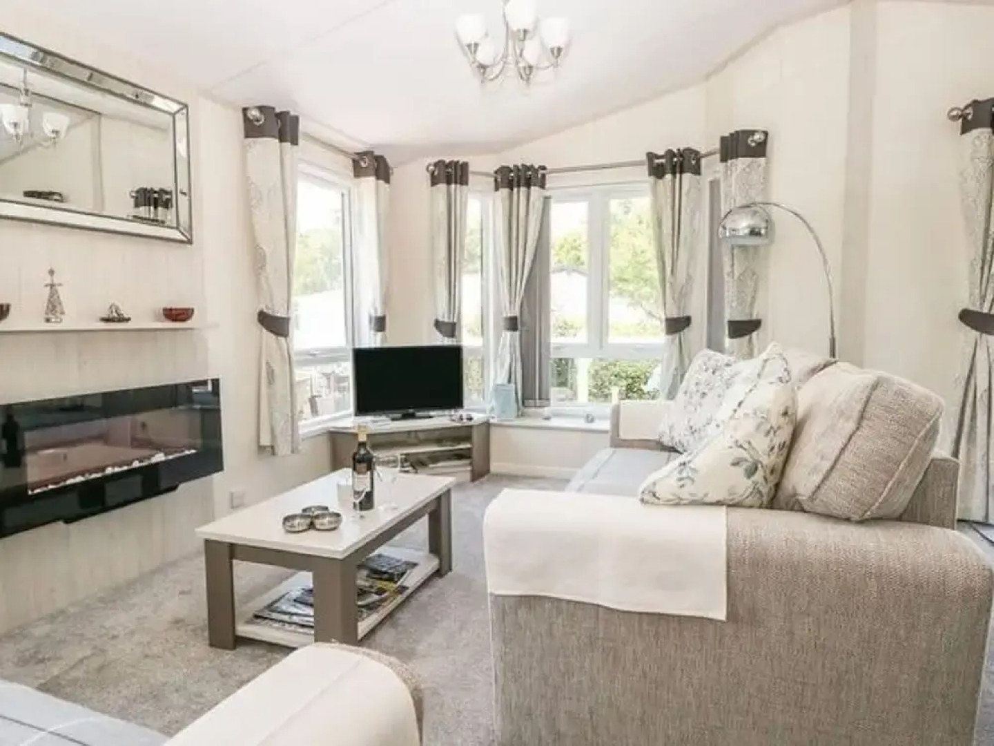 Lavish Holiday Home in Saint Leonards With Swimming Pool