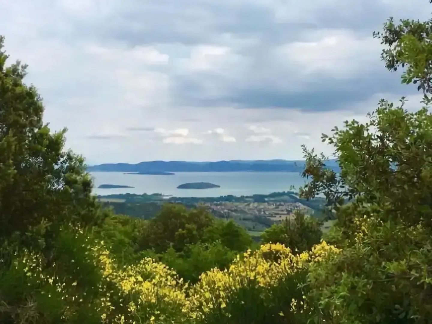 Well-kept Chalet With Covered Veranda on Lake Trasimeno