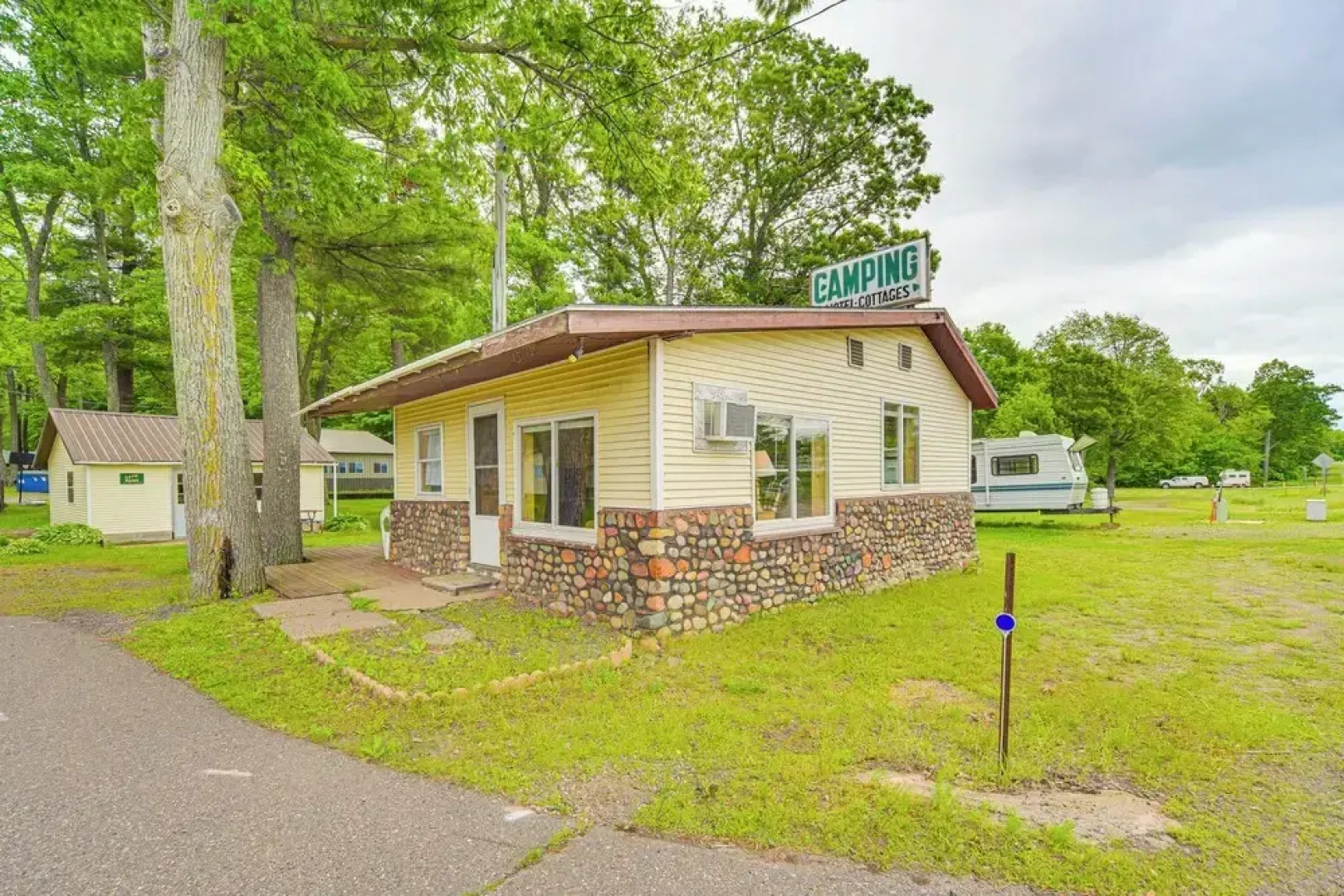 Wisconsin Lakeside Cottage w/ Deck, Views