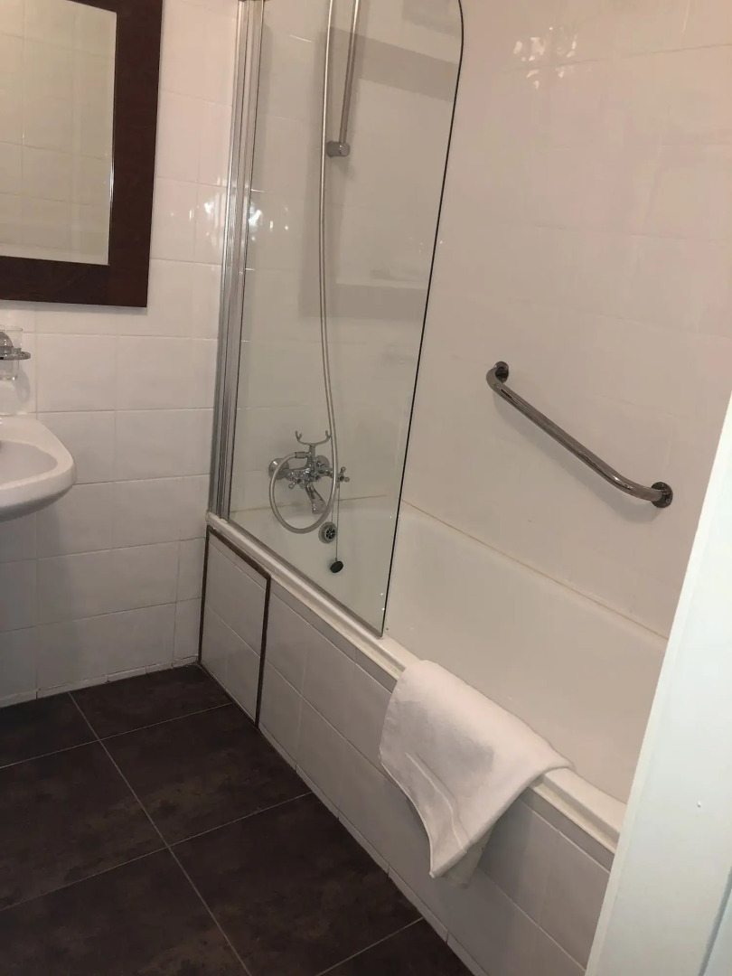 Castle Oaks House Hotel