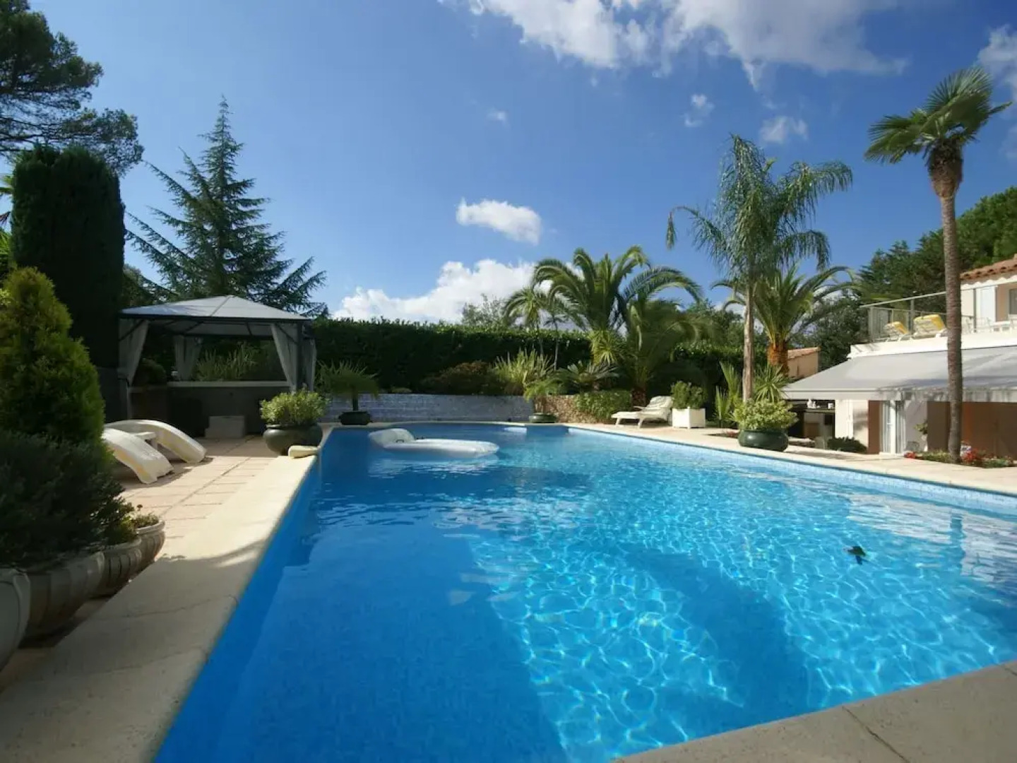 Lavish Villa in Mouans-sartoux With Sauna