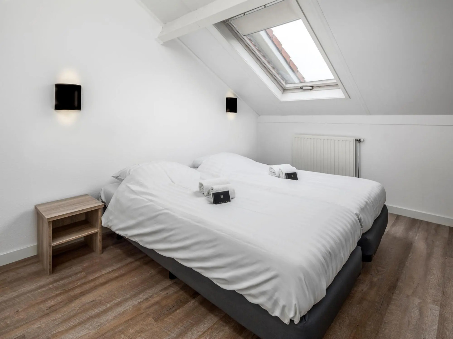 Restyled Bungalow With 2 Bathrooms, Near the Beach