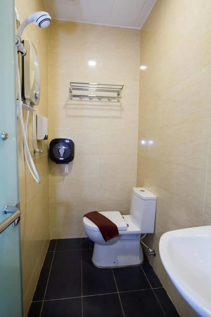 Capital O 91074 Grand World Hotel