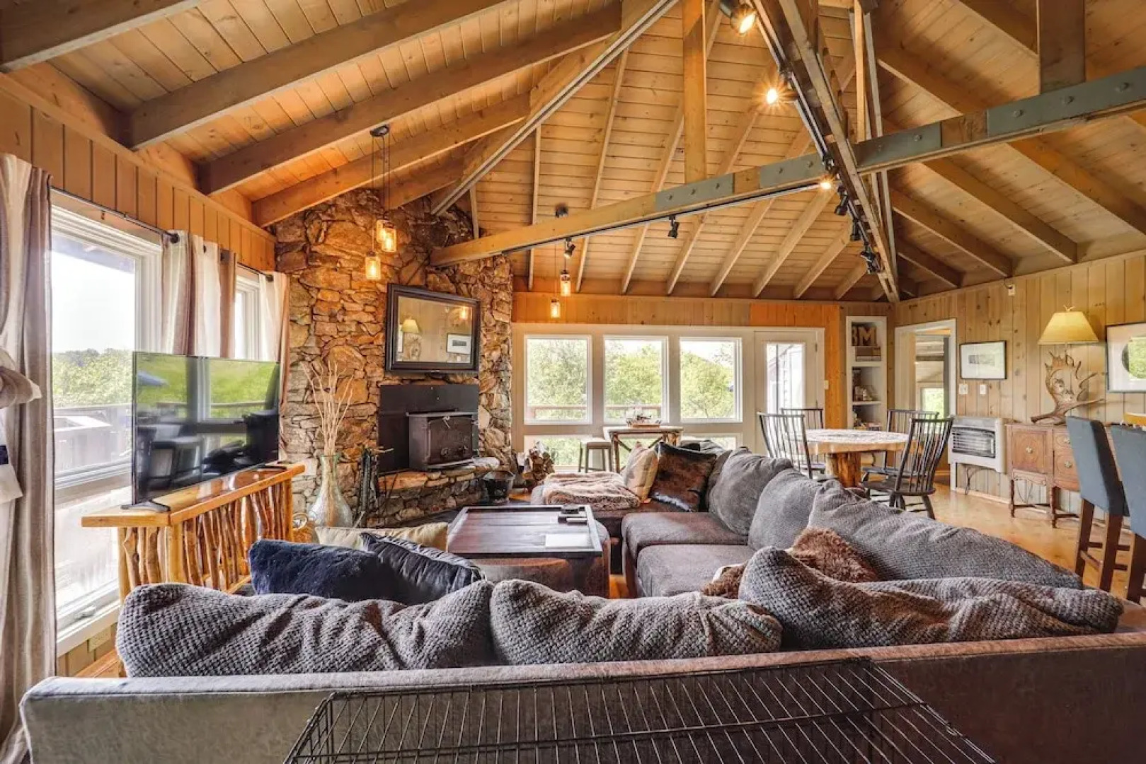 8 Mi to Ski Slopes! Hot Tub Haven in Seven Devils