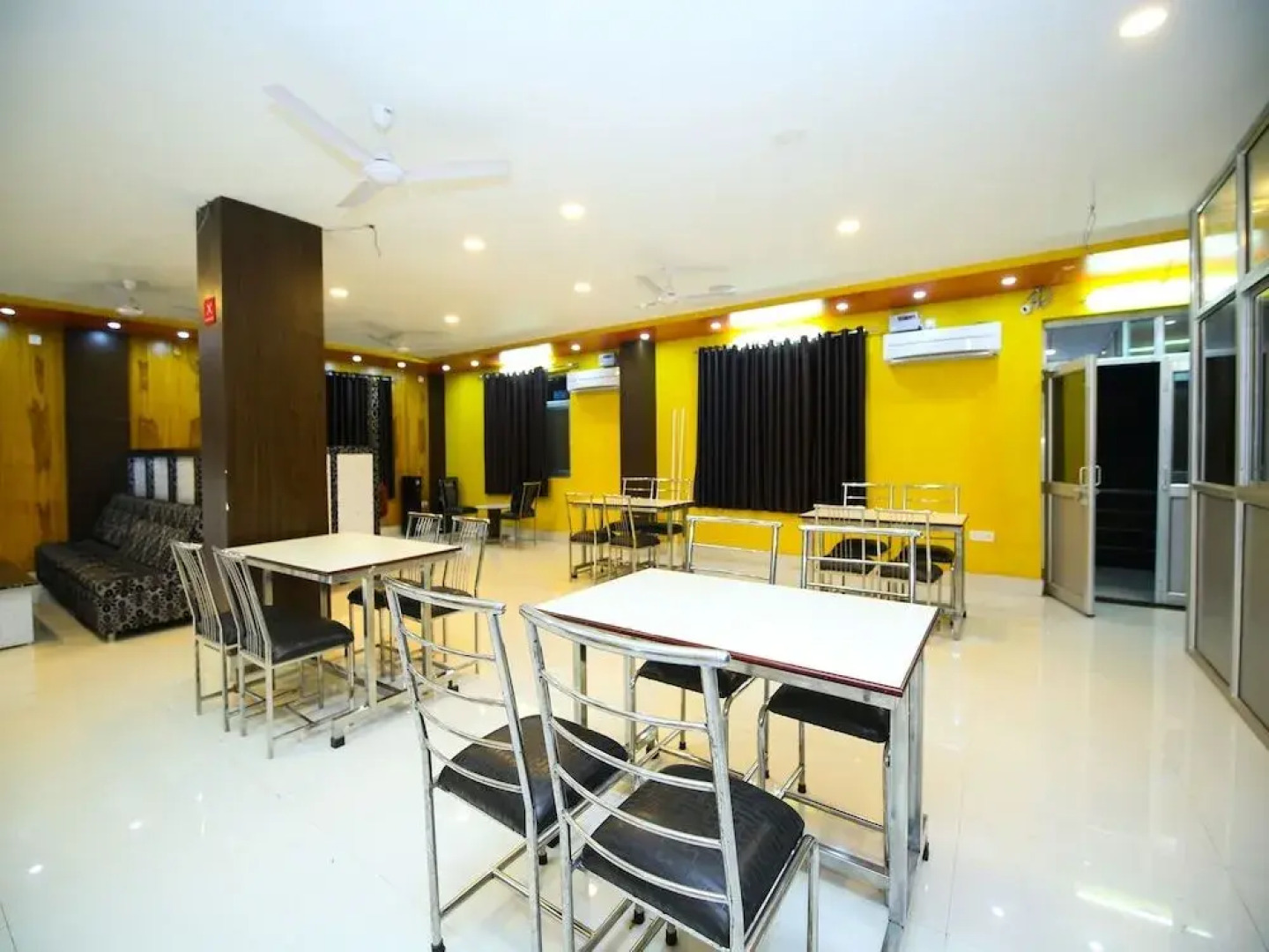 OYO 12498 Hotel Sea Rock