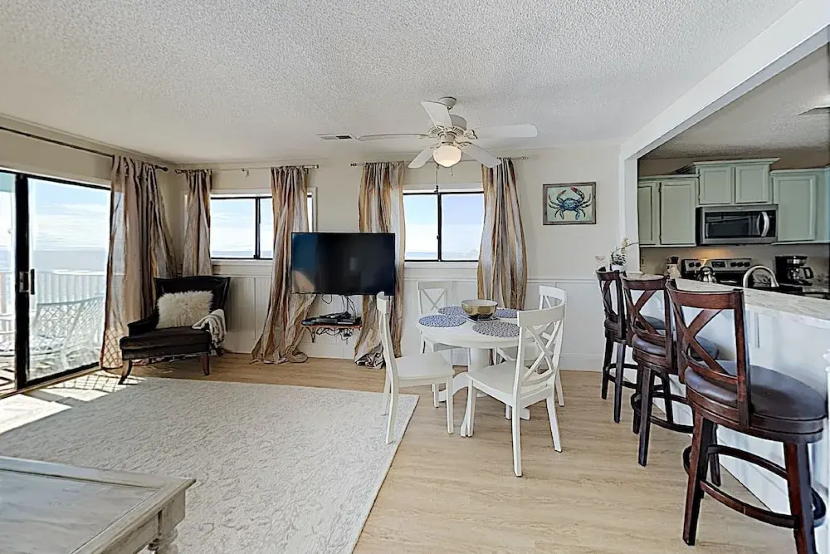 New Listing! Oceanfront W/ Balcony & Pool 1 Bedroom Condo