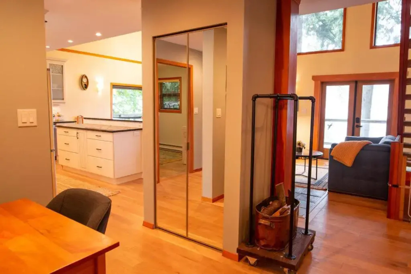 The Overlook, Luxury Lakeside Home with Dock