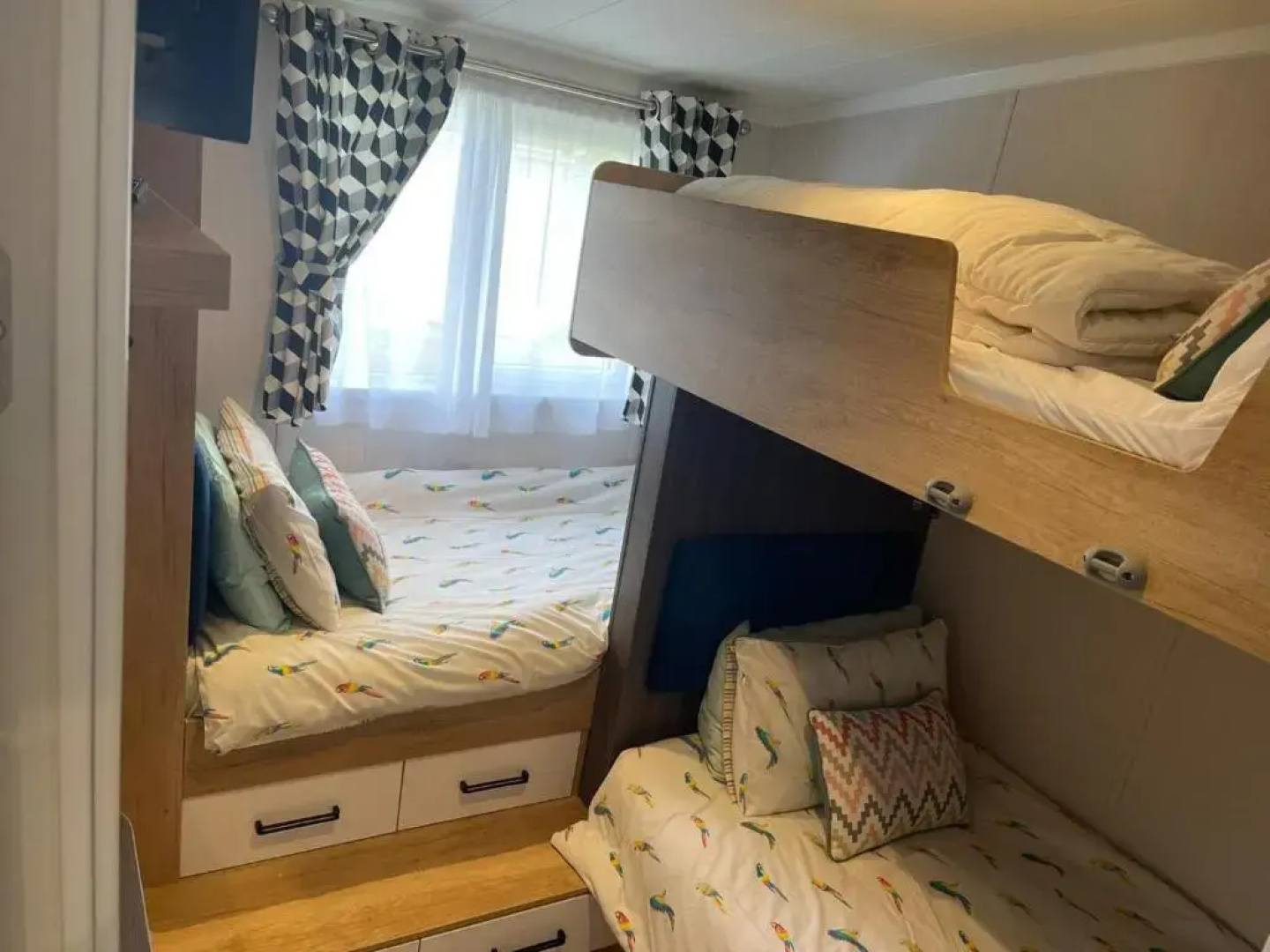 Indulgence Lakeside Lodge i3 with hot tub, private fishing peg situated at Tattershall Lakes Country Park