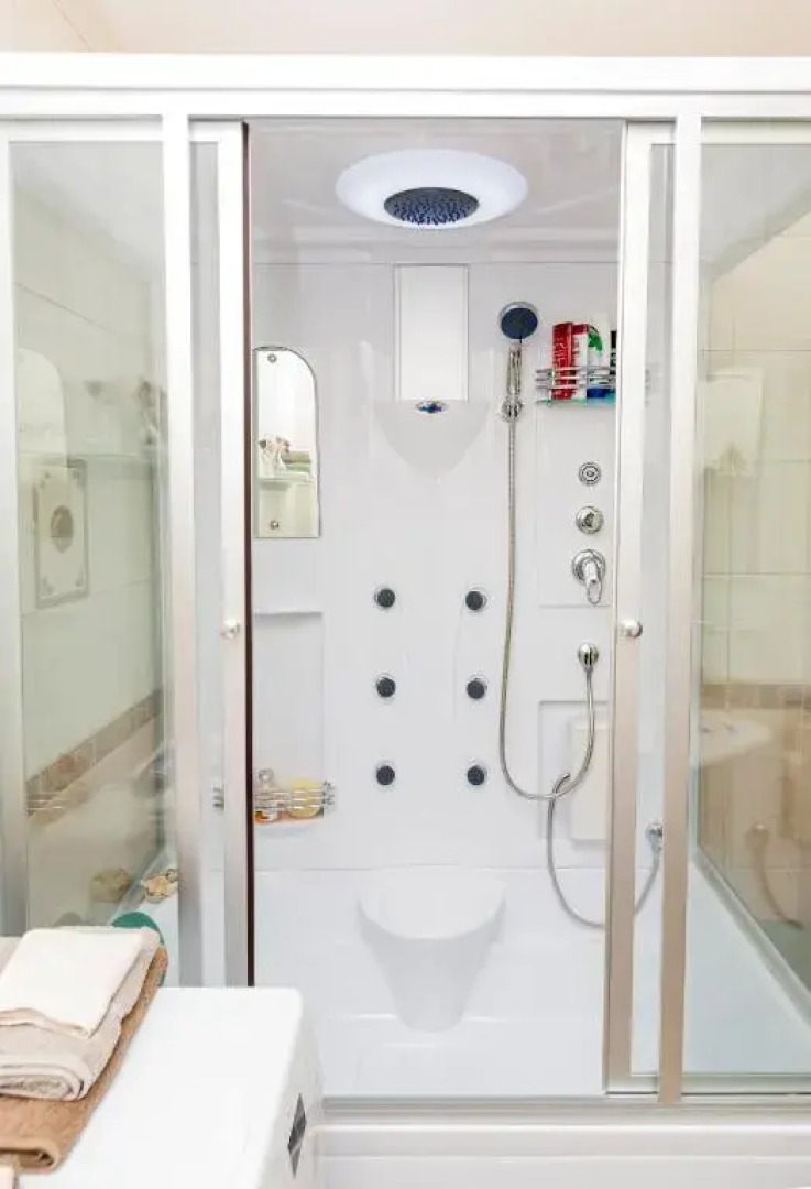 Baltic Amber in Diplomatic District & Free Parking