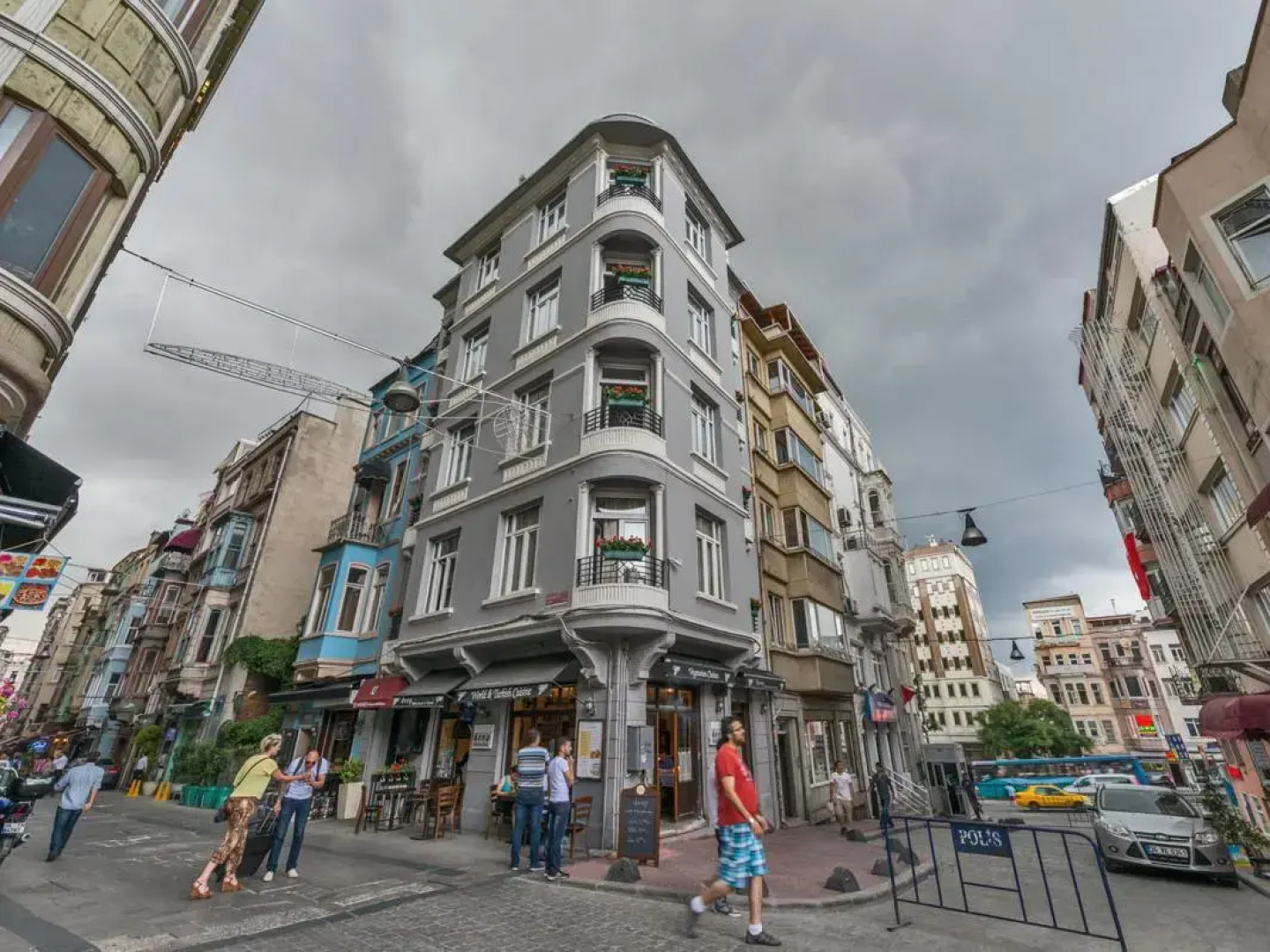 Iq Hotel