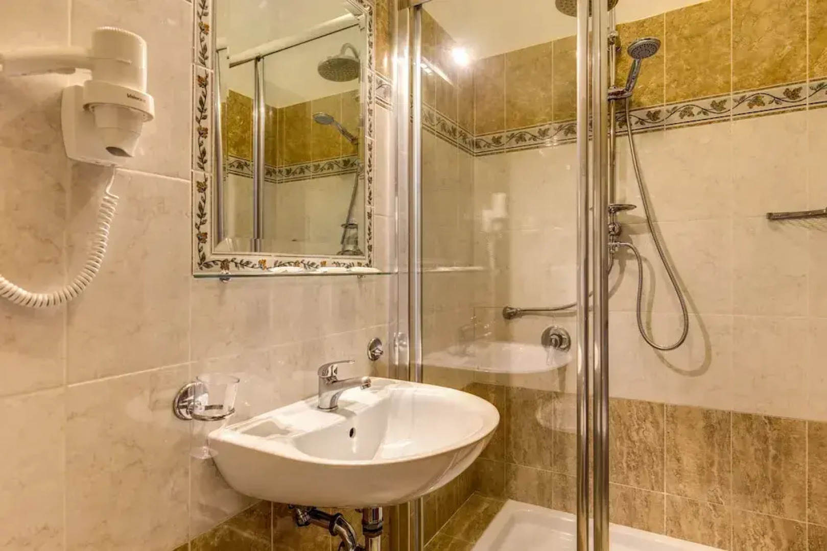 Adas Hotel