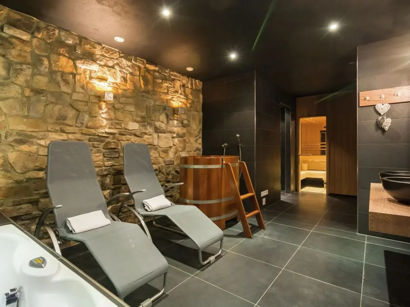 Chalet in Piesendorf with Sauna, Hot Tub, Pool, Whirlpool