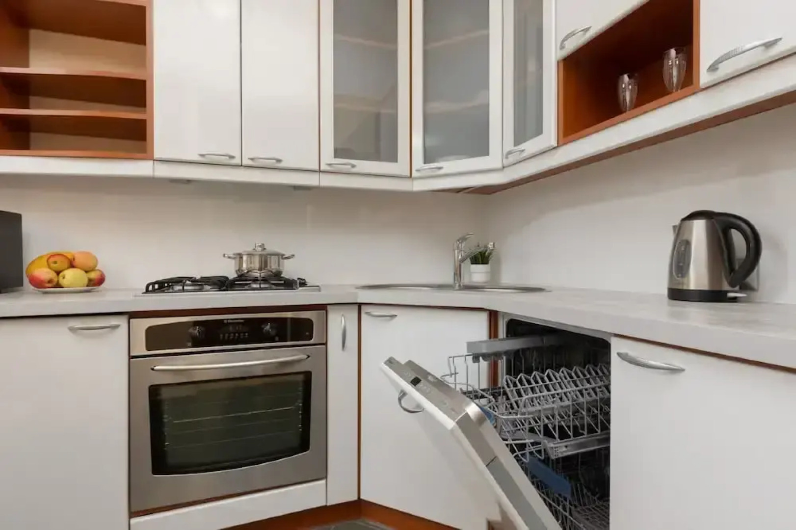 Spacious Apartment Pruszkow by Renters