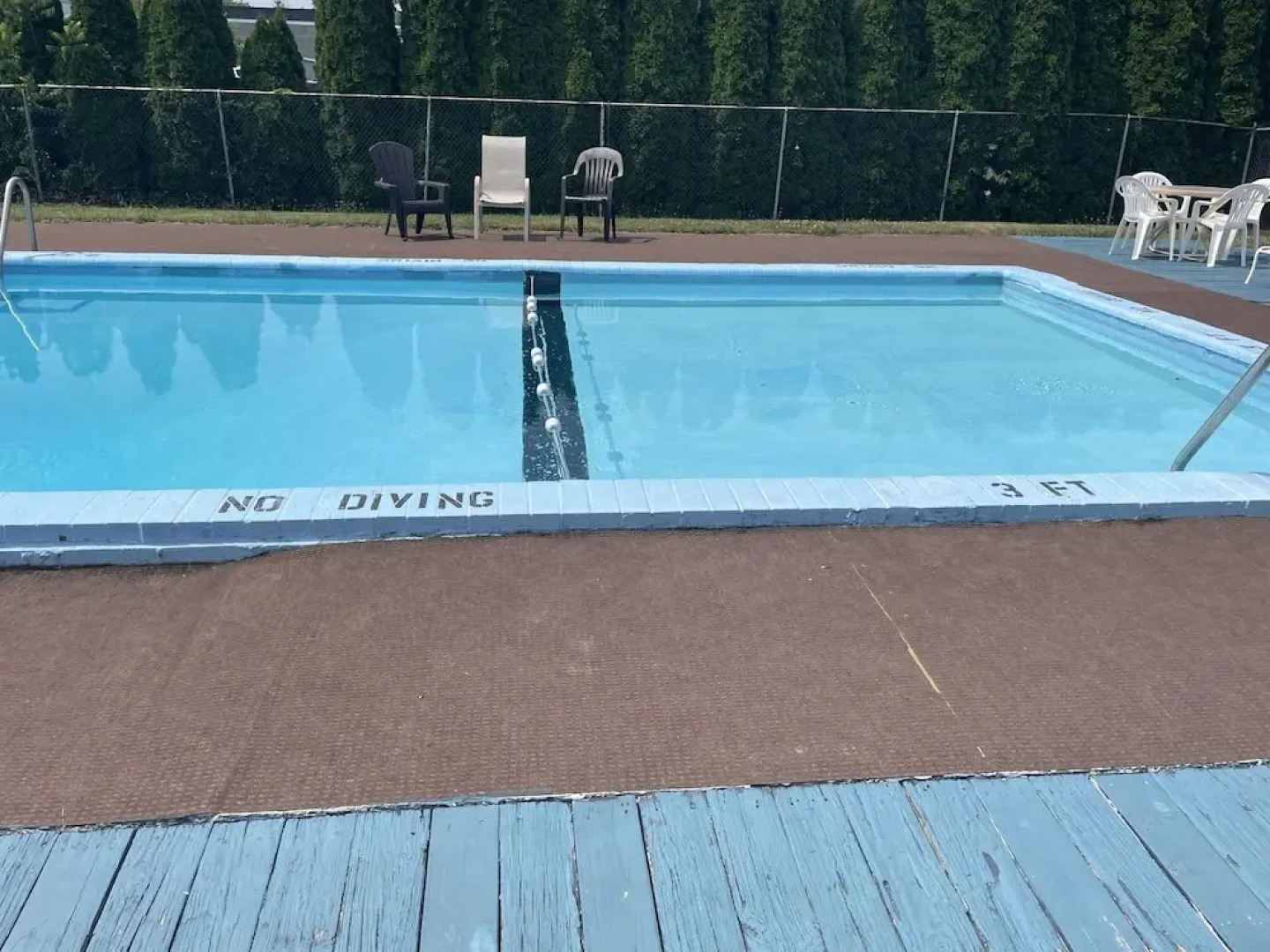 Budget Host Three Crowns Motor Lodge