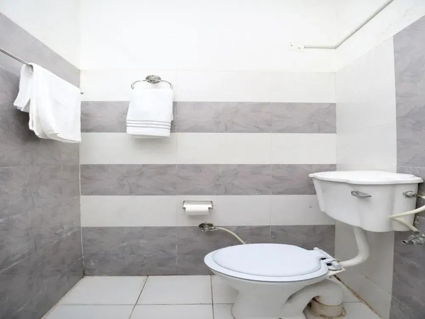 OYO 15523 Hotel JD Inn