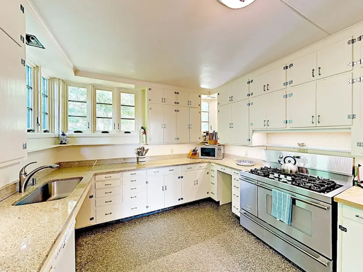 Cape Cod  On The Bay 3 Bedroom Home