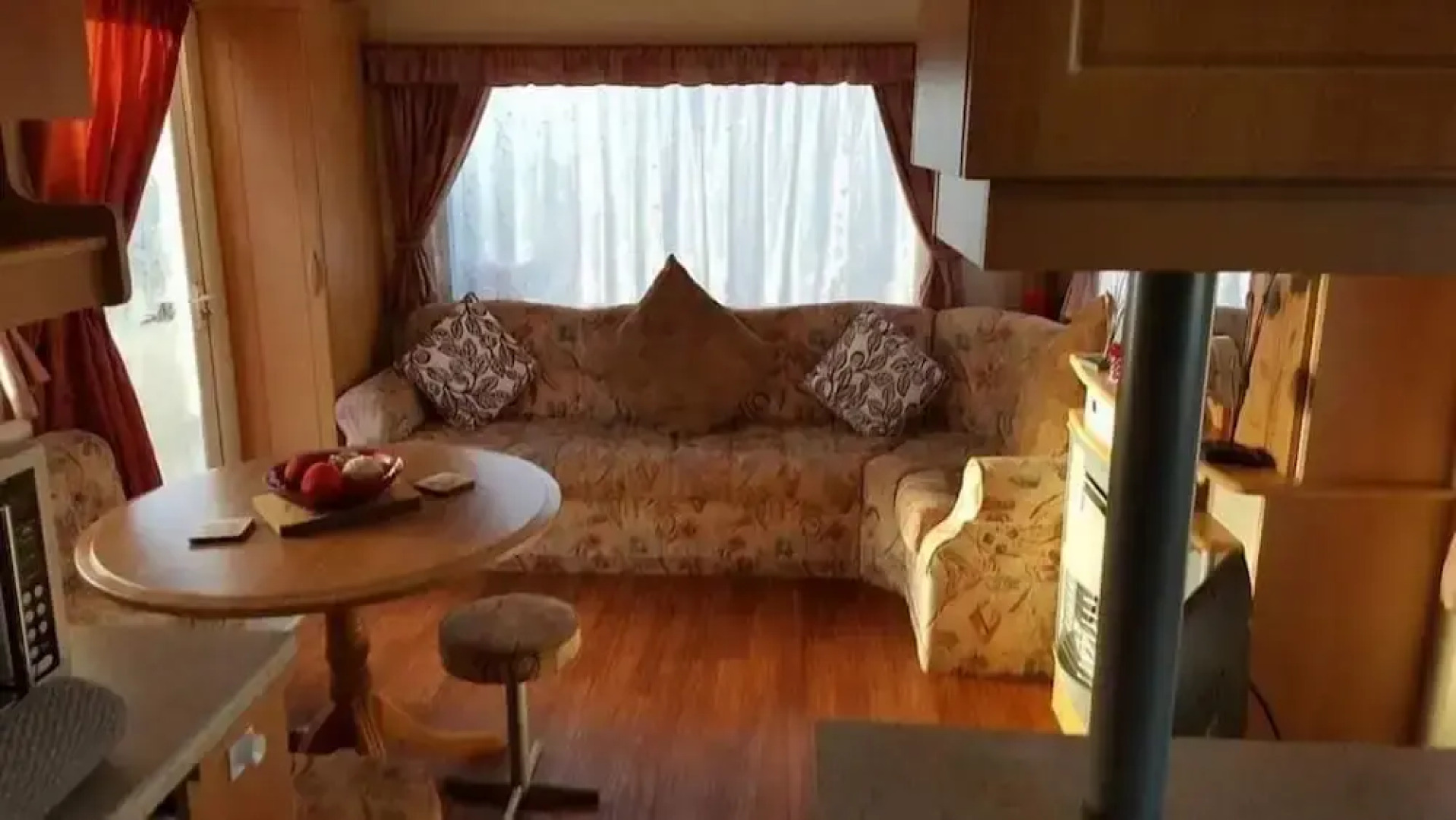 T & J's Caravan - 207 Happy Day's