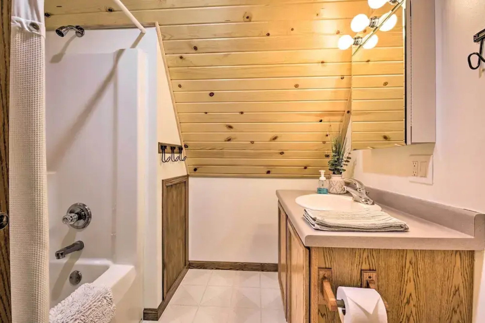 Rock River Waterfront Cabin: Dock & Game Room!