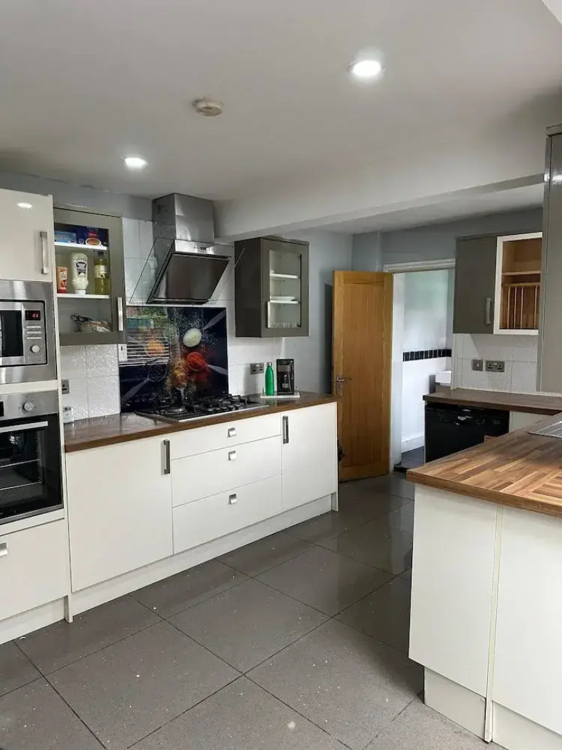 Cozy Manchester House - Stay With Host Onsite