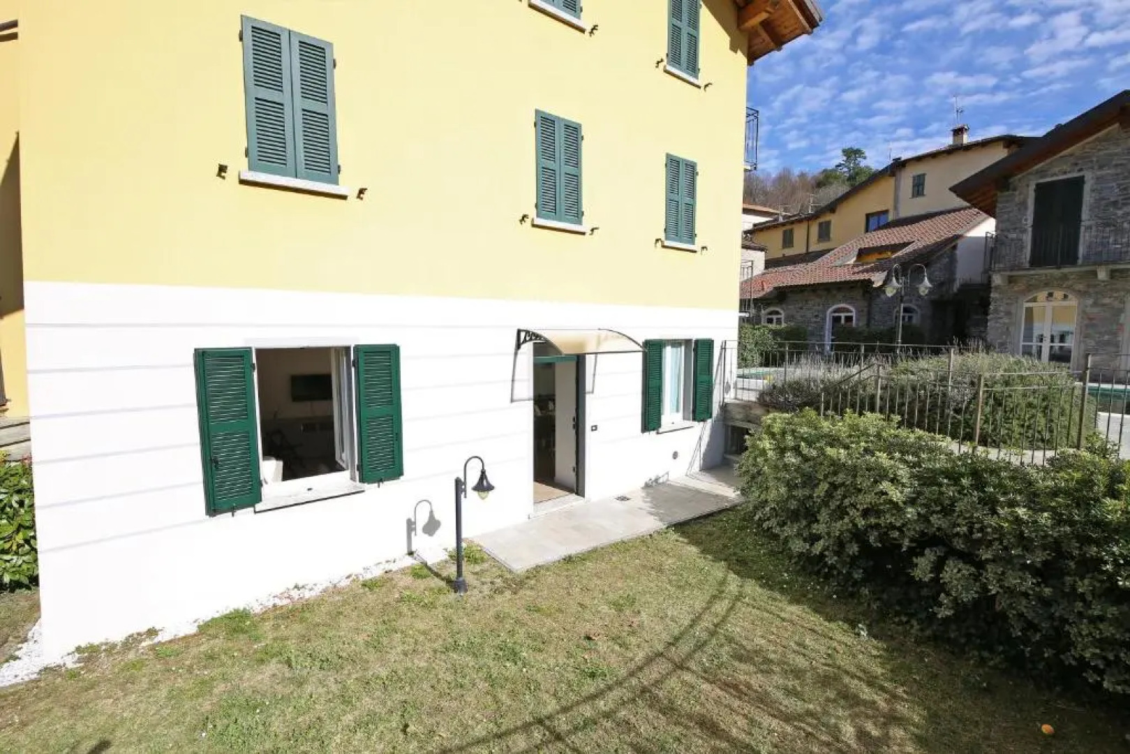 BELLAGIO DREAMS APT, pool, with private garden, near lake