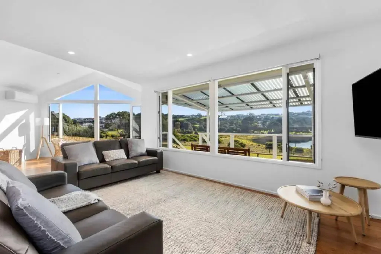 SALTWATER HOUSE - Opposite the beach and views over the lake!