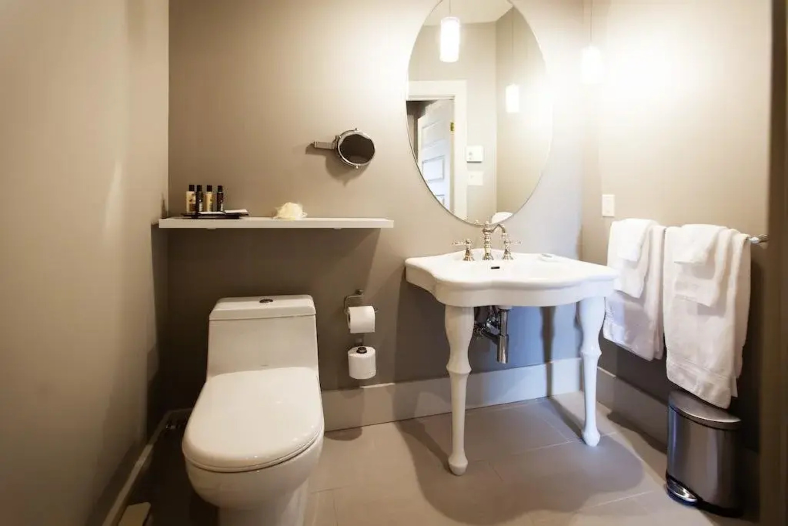 Le Pleasant Hôtel & Café