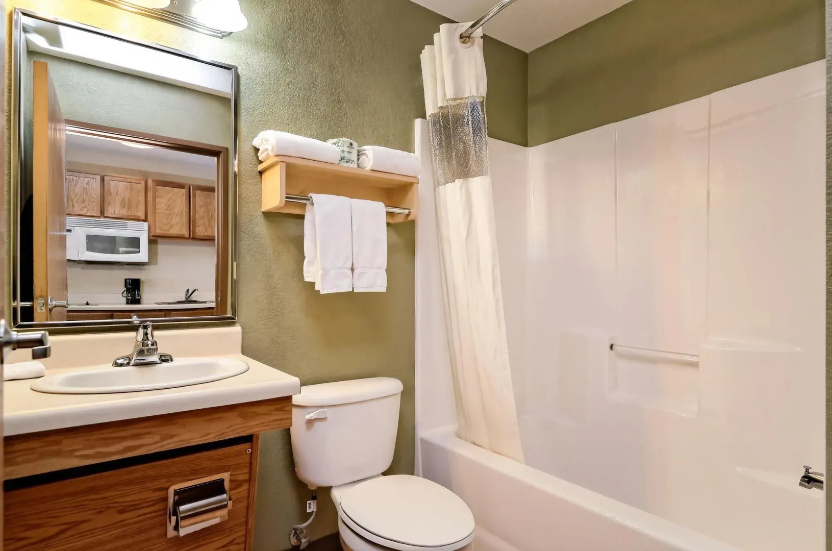 HomeTowne Studios & Suites by Red Roof Bentonville