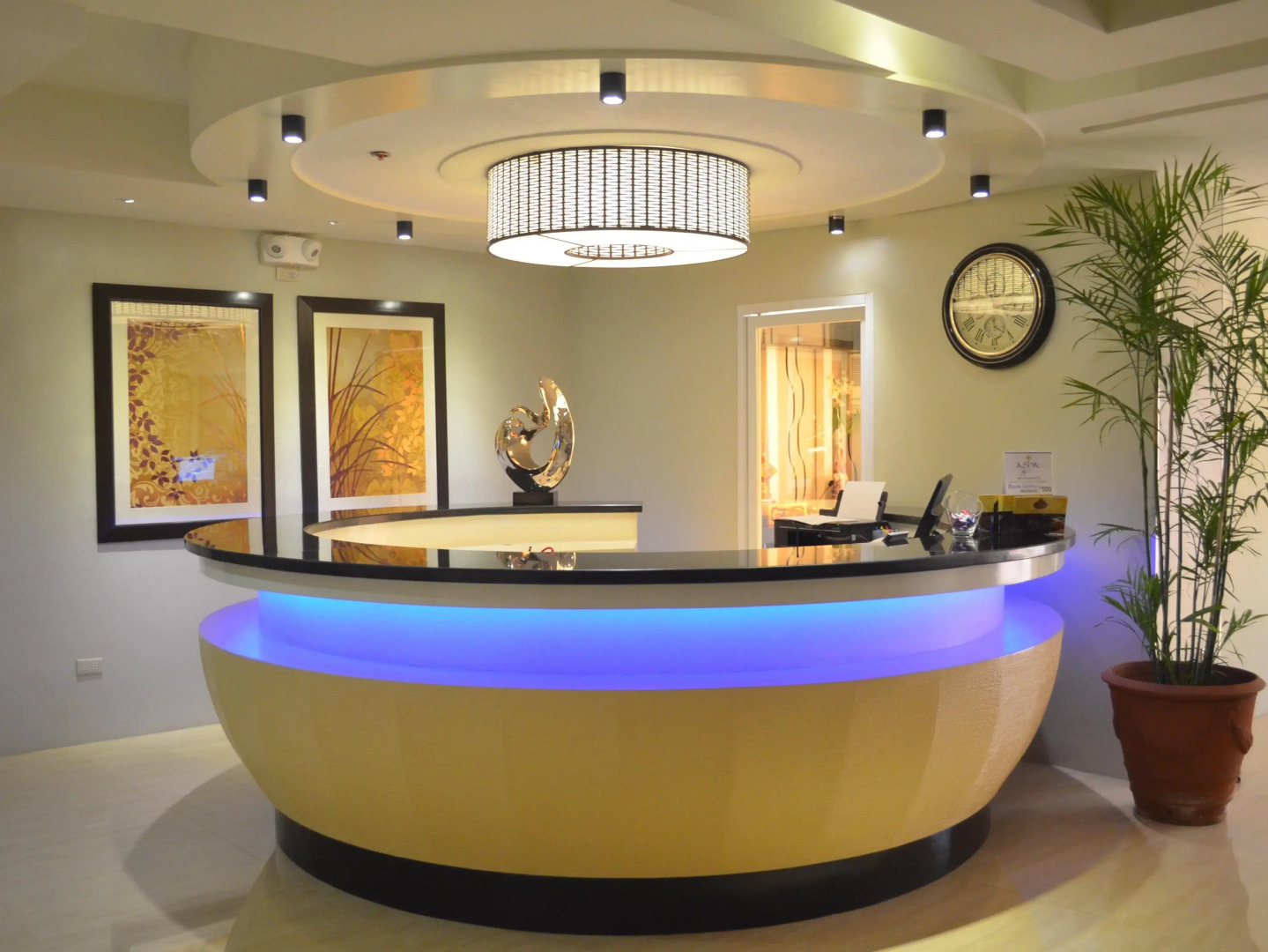 Queen Margarette Hotel - Downtown